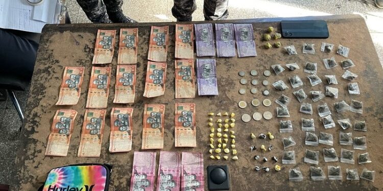 Lo arrestan con 97 porciones de drogas