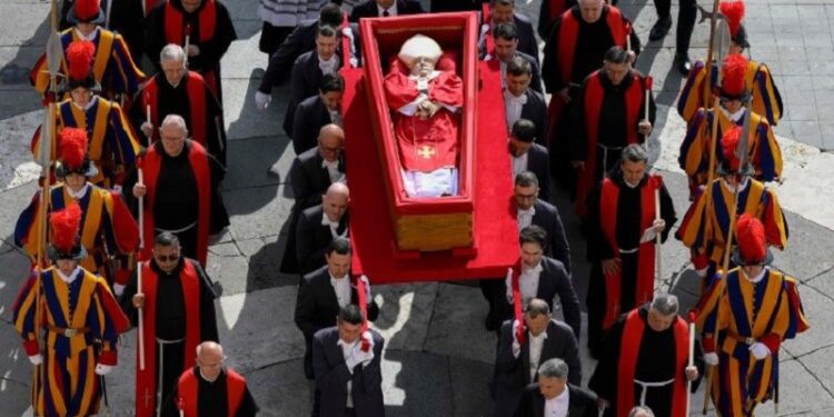 El féretro del Papa Francisco ya se encuentra en la Basílica vaticana
