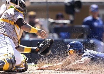 “Atleta de élite”. Tatis Jr. hace out en home con un impresionante tiro