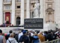 Personas sin hogar, jóvenes, aficionados al fútbol: la larga fila para despedirse del Papa
