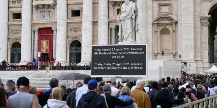 Personas sin hogar, jóvenes, aficionados al fútbol: la larga fila para despedirse del Papa