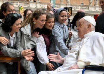 Visita sorpresa del Papa en la Plaza: «Feliz Domingo de Ramos y Feliz Semana Santa»