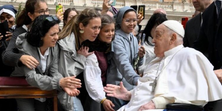 Visita sorpresa del Papa en la Plaza: «Feliz Domingo de Ramos y Feliz Semana Santa»