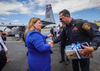 Gobernadora recibe a bomberos que asistieron en labores tras tragedia en discoteca Jet Set