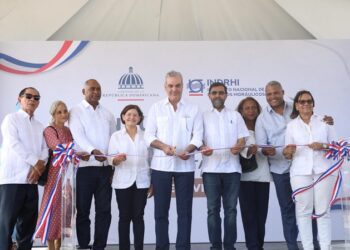 Abinader inaugura reconstruidas calles en la Zona Universitaria y rehabilitación del río Baní