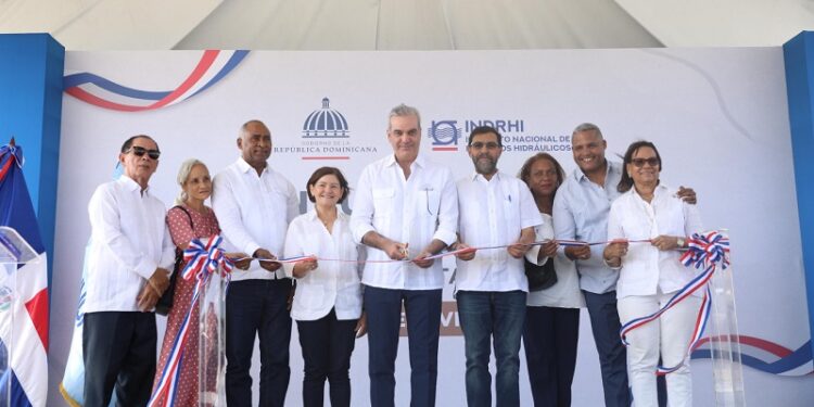 Abinader inaugura reconstruidas calles en la Zona Universitaria y rehabilitación del río Baní