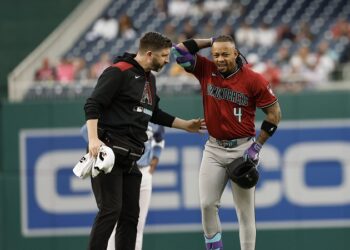 Ketel Marte abandona el juego de D-backs por una lesión en la corva