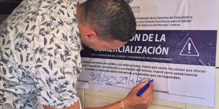 Pro Consumidor clausura negocios en Boca Chica por no cumplir con medida