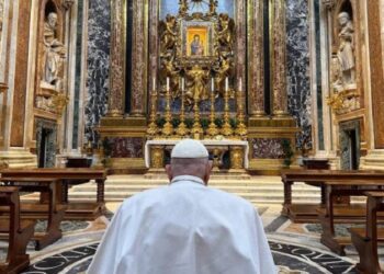 El Papa en oración en la Basílica Santa María la Mayor