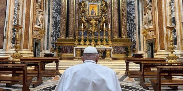 El Papa en oración en la Basílica Santa María la Mayor