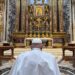 El Papa en oración en la Basílica Santa María la Mayor