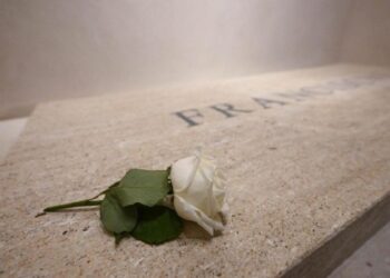 Sobre el féretro, el símbolo de Teresita que lo «escuchó»