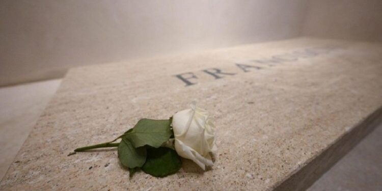 Sobre el féretro, el símbolo de Teresita que lo «escuchó»