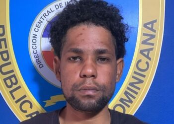 Policía apresa mediante entrega a hombre acusado de homicidio