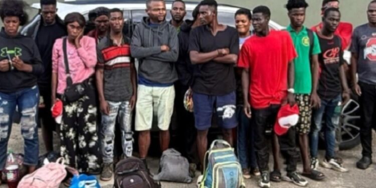 Detienen 16 haitianos indocumentados abandonados en una yipeta en Mao