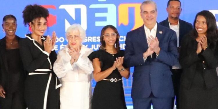 Abinader resalta rol transformador de la juventud en la ética y la transparencia