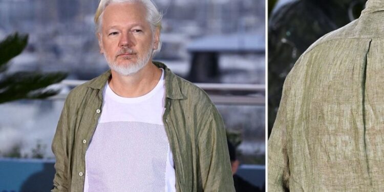 «Detengan a Israel»: Assange aparece vistiendo camiseta con nombres de 4.986 niños asesinados en Gaza