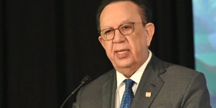 Valdez Albizu resalta la importancia de la sostenibilidad climática e inclusividad de los sistemas bancarios