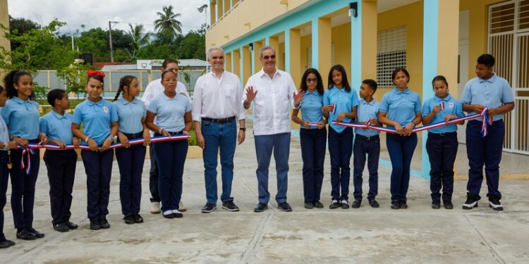 Presidente Abinader inaugura la Escuela Básica Rafael Guaroa Moreta Batista