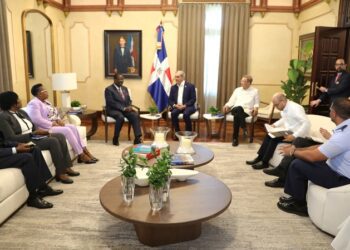 Presidente Abinader recibe al canciller y primer secretario del gabinete de Kenia