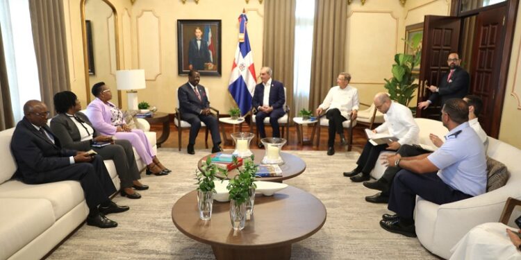 Presidente Abinader recibe al canciller y primer secretario del gabinete de Kenia