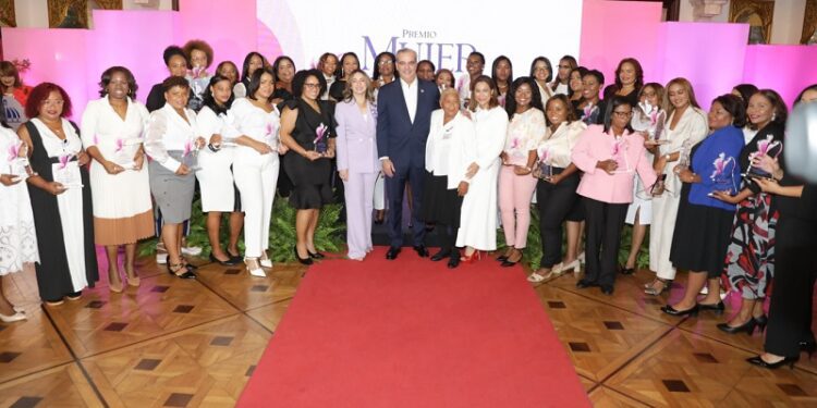 Abinader encabeza quinta edición del premio Mujer Supérate, reconocen a 36 mujeres