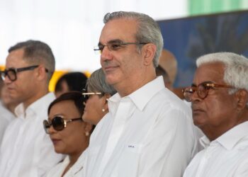 Abinader reconoce a varios colonos y reitera su compromiso de modernización y consolidación del sector cañero