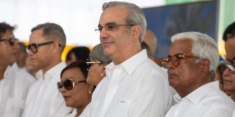 Abinader reconoce a varios colonos y reitera su compromiso de modernización y consolidación del sector cañero