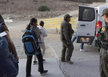 Trump firma orden ejecutiva para lanzar programa de autodeportación