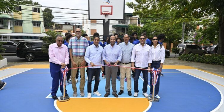 Banreservas remoza cancha Camila Henríquez del sector Mirador Norte