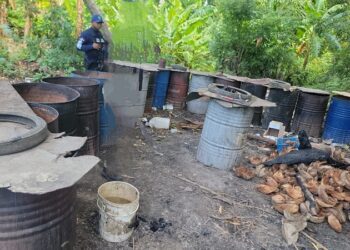 Policía apresa a una persona y desmantela fábrica clandestina de ron adulterado