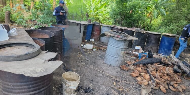 Policía apresa a una persona y desmantela fábrica clandestina de ron adulterado
