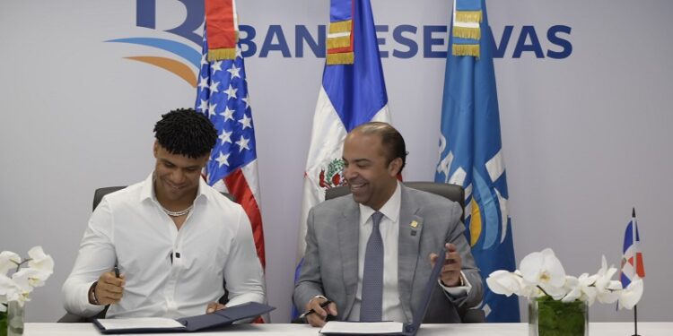 Banreservas y Juan Soto firman acuerdo para promover el orgullo de ser dominicano