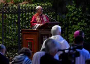 Bajo el manto de María, el Papa guía un camino de fe