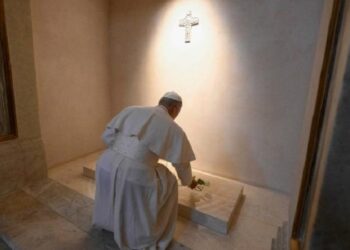 León XIV en Santa María la Mayor reza ante la tumba del Papa Francisco