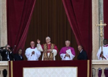 “La paz esté con ustedes, Dios ama a todos”: el abrazo de León XIV al mundo