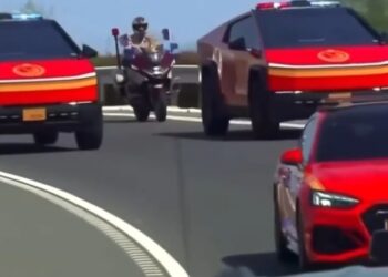 Con decenas de camellos y una caravana de Cybertrucks reciben a Trump en su visita a Catar