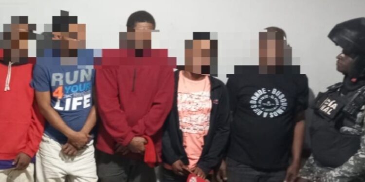 Policía ocupa armas de fuego y detiene varias personas durante operativos en Monte Plata