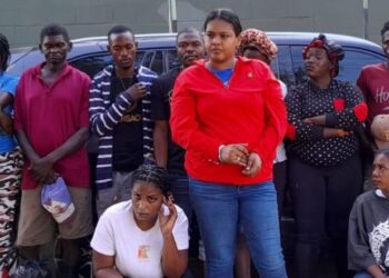 Detienen mujer que rentó yipeta donde eran transportados indocumentados 