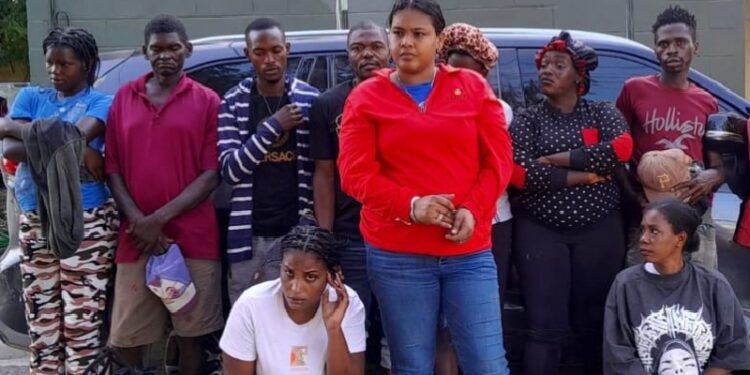 Detienen mujer que rentó yipeta donde eran transportados indocumentados 