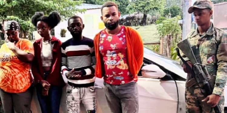 Haitiano y dominicano detenidos por transportar indocumentados 