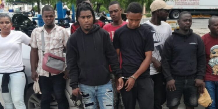 Apresan indocumentados en el baúl de una yipeta en Azua