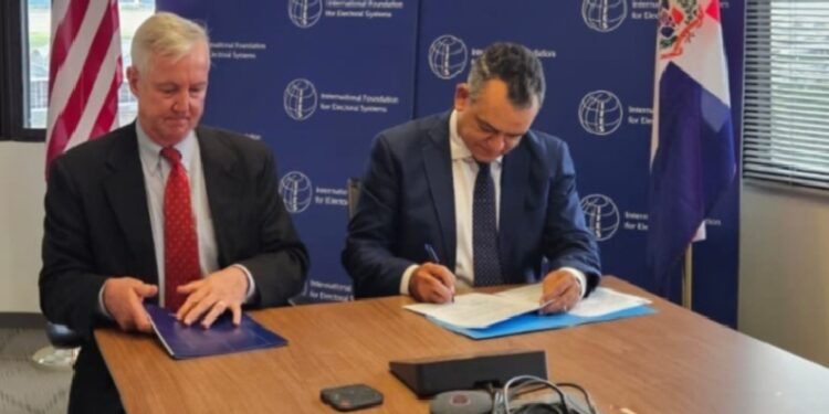 JCE firma un acuerdo con la OEA y otro con la IFES 