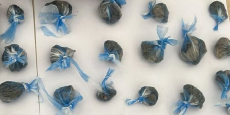 Policía desmantela puntos de drogas y detiene varias personas en Villa Mella