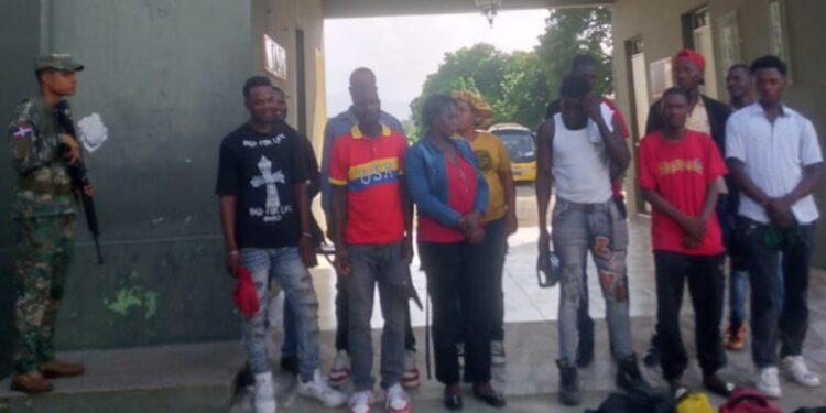 Ejército detiene 38 haitianos en Loma de Cabrera y Azua