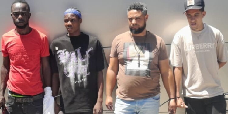 Detenidos chofer y cobrador por ocultar indocumentados en autobús