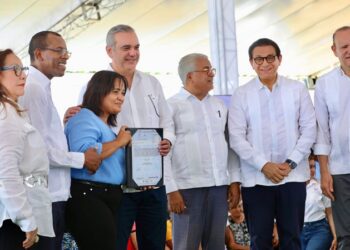 Presidente Abinader entrega títulos de propiedad a familias necesitadas