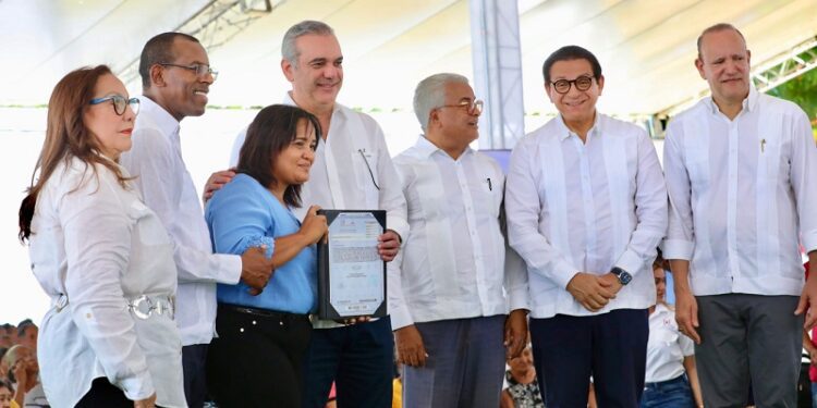 Presidente Abinader entrega títulos de propiedad a familias necesitadas
