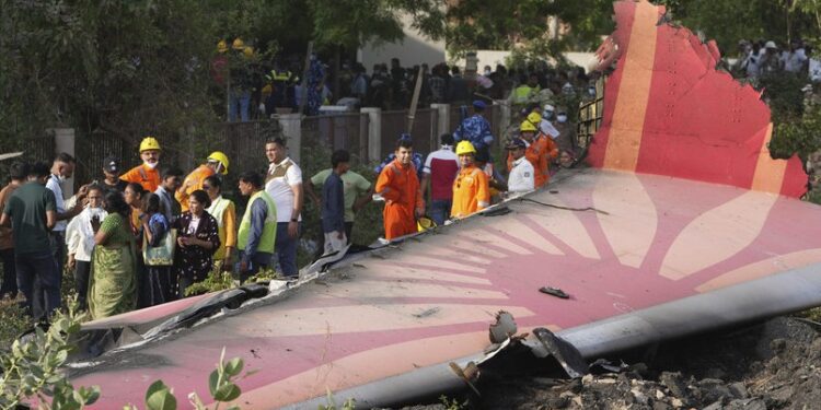 Qué se sabe sobre el siniestro del avión con 242 personas a bordo en la India
