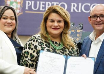 Vivienda firma acuerdo para manejo de desperdicios sólidos con alcaldes de Arecibo y Culebra